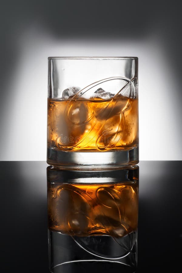 Ä?ELJABINSK, RUSSIA - aprile 10,2018 vetri di whiskey scozzese mescolato più fine Ballantines Logo Delicious Scotch Whisky